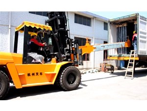杭州叉車(chē)|玻璃行業(yè)，叉車(chē)串桿屬具卸貨實(shí)拍案例